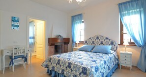 Minibar, in-room safe, desk, free cots/infant beds - Villa Il Fortino (Camaiore)