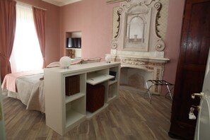 Deluxe Triple Room | Minibar, in-room safe, desk, free cribs/infant beds