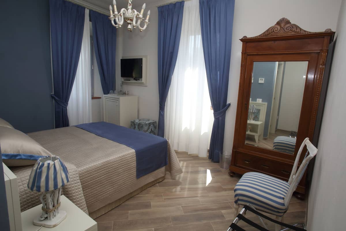 Deluxe Double or Twin Room | Minibar, in-room safe, desk, free cribs/infant beds