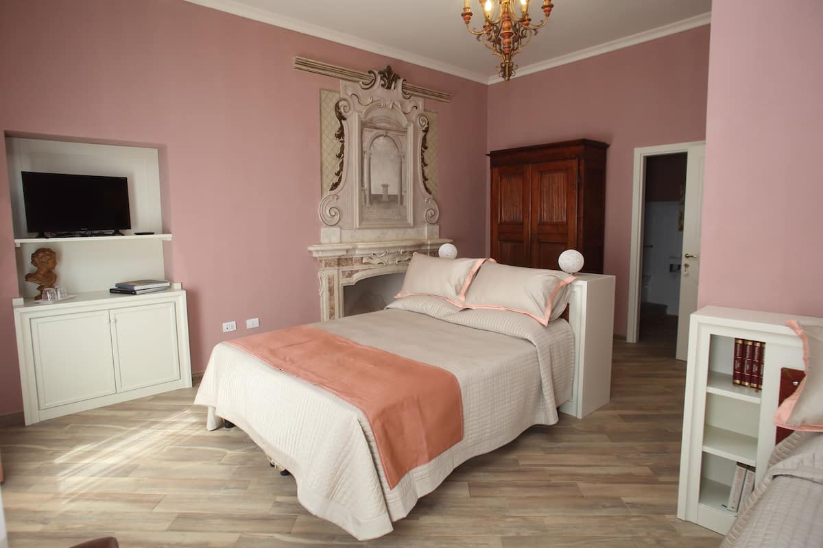 Deluxe Triple Room | Minibar, in-room safe, desk, free cribs/infant beds