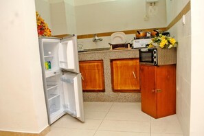 Full-sized fridge, microwave, stovetop, electric kettle