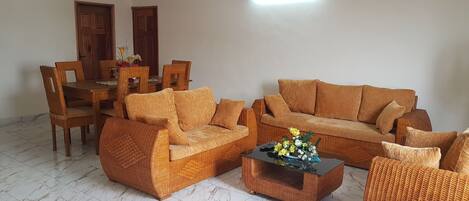 Apartment, 2 Bedrooms, Non Smoking, Refrigerator & Microwave | Living area