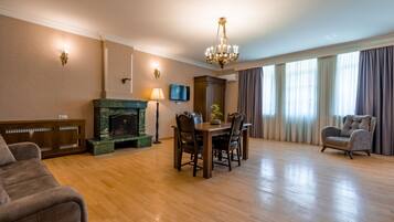 Suite familiar, 1 habitación, para no fumadores | Sala de estar | Televisión de pantalla plana