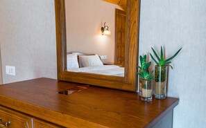 Kahden hengen superior-huone (yksi tai kaksi sänkyä) | 1 makuuhuone, minibaari, tallelokero huoneessa, työpöytä