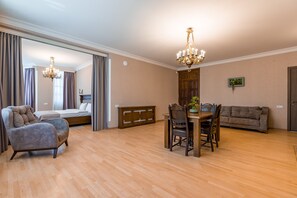 Suite familiare, 1 camera da letto, non fumatori | Soggiorno | TV a schermo piatto