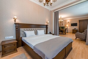 Suite familiare, 1 camera da letto, non fumatori | 1 camera, minibar, una cassaforte in camera, una scrivania
