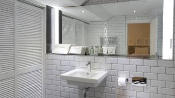 Căn hộ (Valentine Quarters) | Phòng tắm | Buồng tắm vòi sen, đồ dùng nhà tắm được thiết kế riêng, máy sấy tóc