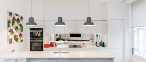 Apartment (Thompson Quarters) | Private kitchen | Fridge, microwave, oven, stovetop