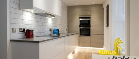 Kühlschrank, Mikrowelle, Ofen, Herdplatte