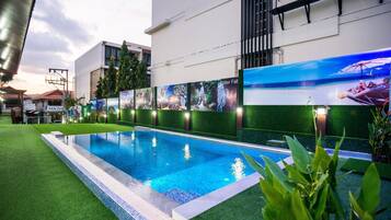 حمّام سباحة خارجي