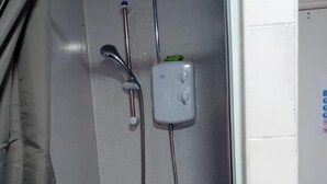 Chambre familiale (Sleeps 4 People, Shared Bathroom) | Salle de bain | Douche