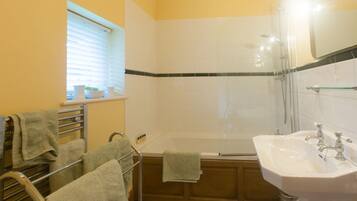 Kamar Keluarga | Kamar mandi | Kombinasi shower/bathtub dan perlengkapan mandi gratis