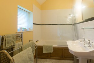 Family Room | Bathroom | Combined shower/tub, free toiletries