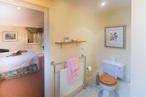 Superior-dobbeltværelse | Badeværelse | Kombination af bruser/badekar, gratis toiletartikler