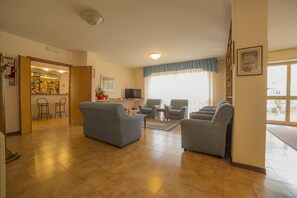 Lobby sitting area - Hotel Santa Maria (Assisi)