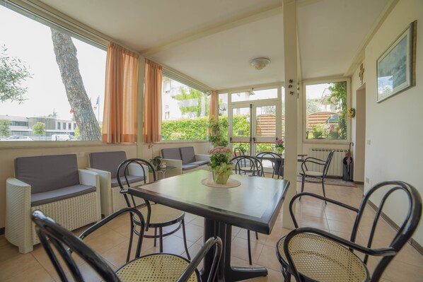 Lobby sitting area - Hotel Santa Maria (Assisi)