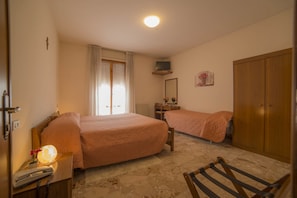 Habitación triple, balcón | Escritorio, wifi gratis y ropa de cama