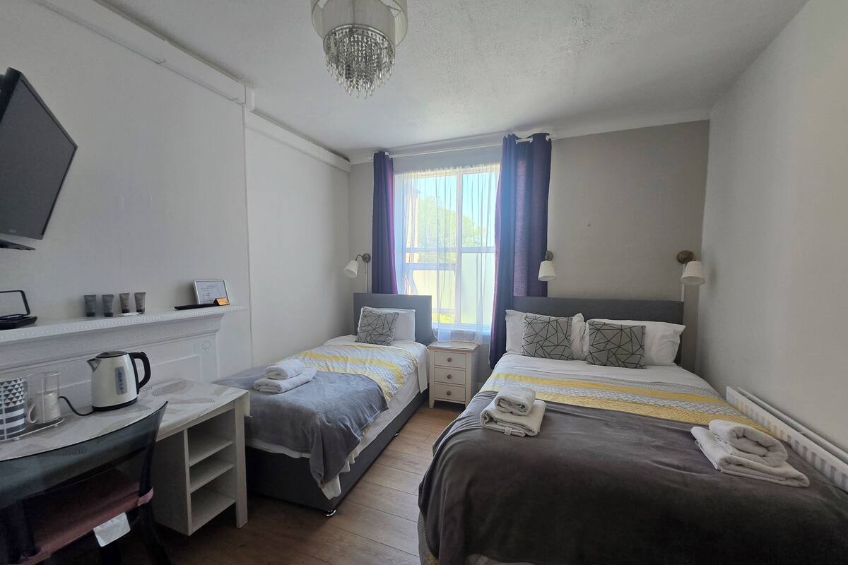 Chambre Triple, plusieurs lits | Bureau, fer et planche à repasser, Wi-Fi gratuit