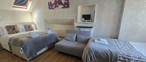 Basic Triple Room, Multiple Beds | Individually decorated, individually furnished, desk, iron/ironing board