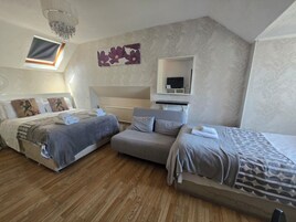 Quarto triplo básico, v árias camas | Individualmente decorados, individualmente mobiliados, escrivaninha