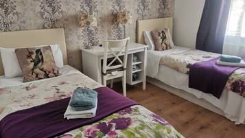 Basic-Zweibettzimmer, 2 Einzelbetten | Individuell dekoriert, individuell eingerichtet, Schreibtisch