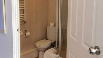Quarto triplo básico, várias camas | Banheiro | Chuveiro, produtos de toalete grátis, secador de cabelo