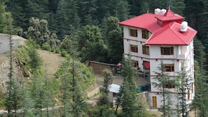 Situated in a mountainous area, this building offers a serene retreat surrounded by dense forest.