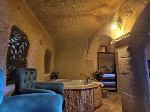Turkuaz Cave Suit Room | Coin séjour | Télévision LED de 64 cm avec chaînes par câble, télévision