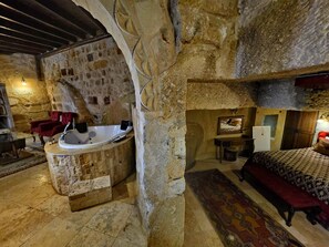 Sultan Cave Suit Room | Draps en coton égyptien, literie de qualité supérieure, minibar