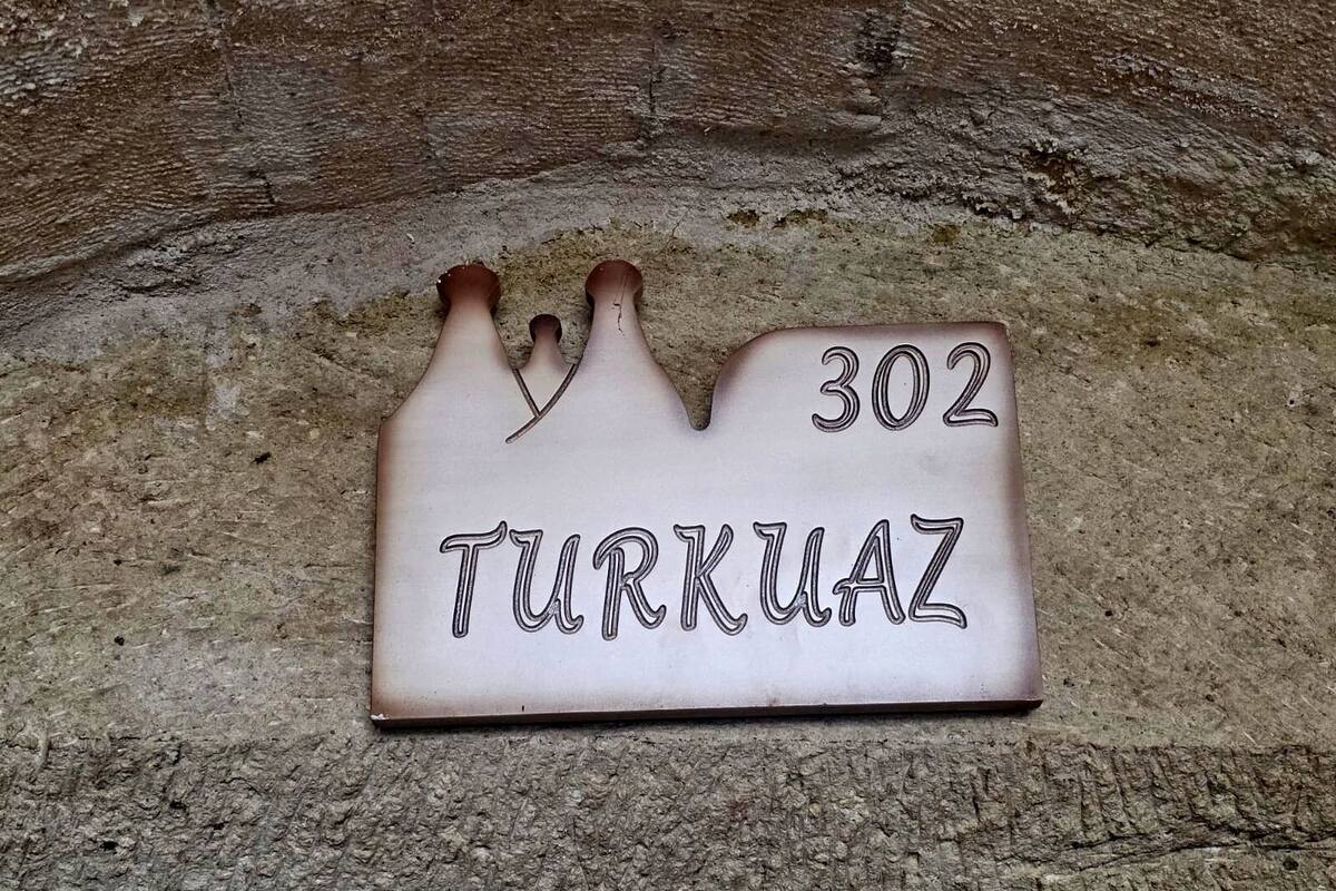 Una placa de pedra amb el número 302 i la paraula 