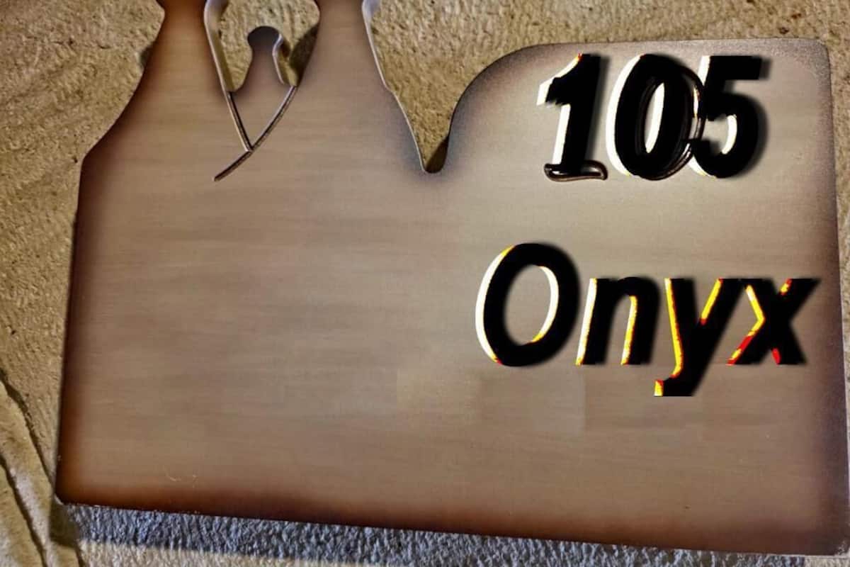 Un senyal metàl·lic amb el número 105 i el text 'Onyx'.