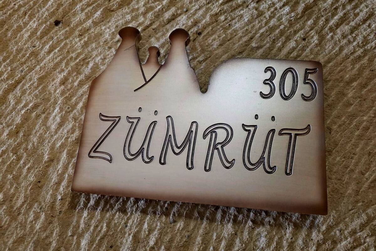 Una placa de fusta amb el número 305 i la paraula 