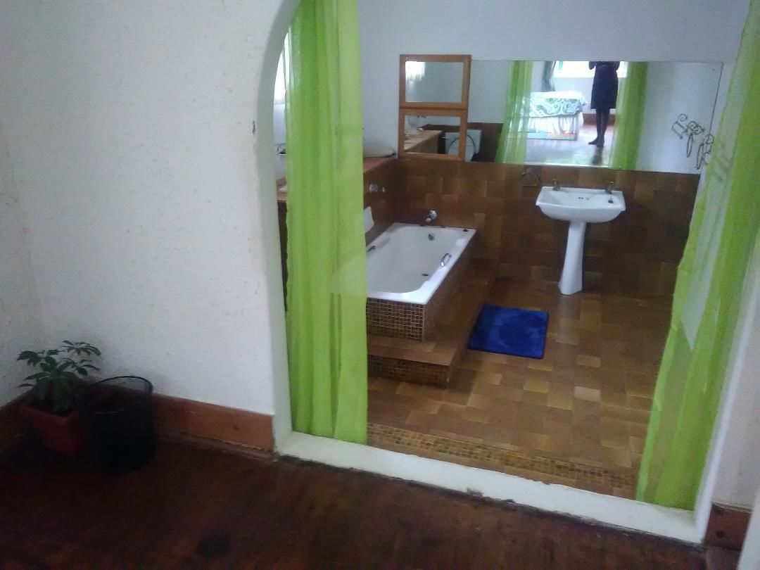 Un baño con bañera, lavamanos y espejo.