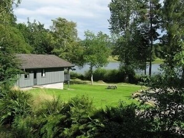 Property grounds - Loch Monzievaird Self Catering (Crieff)