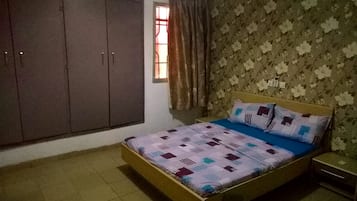 2 habitaciones, cortinas blackout y tabla de planchar con plancha