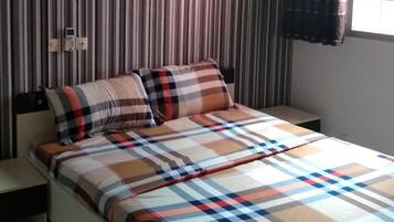2 habitaciones, cortinas blackout y tabla de planchar con plancha