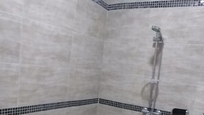 A bathroom with a shower, toilet, and sink. - Residence M&N Bounoumin (Abidjan)