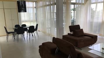 Apartamento básico, 2 quartos | Sala de estar | TV de plasma