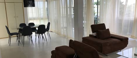 Basic-Apartment, 2 Schlafzimmer | Wohnzimmer