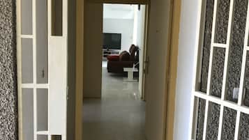 Apartamento básico, 2 quartos | Área de estar | TV de plasma