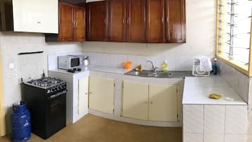 Apartamento básico, 2 quartos | Cozinha privada | Geladeira, micro-ondas, fogão, cooktop