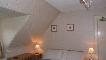 Triple Room | Individually decorated, individually furnished, iron/ironing board