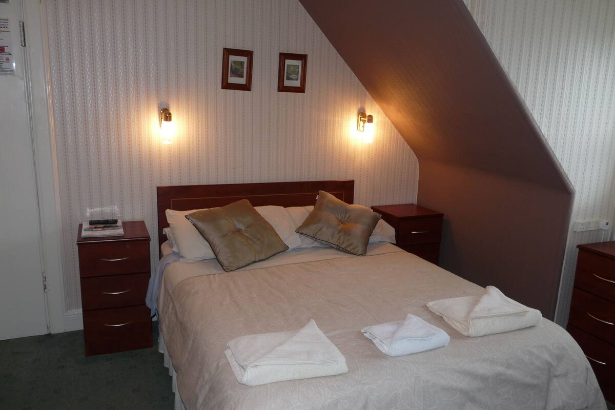 Double Room | Iron/ironing board (on request), WiFi (free), individually decorated