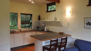 Microondas, horno, tetera eléctrica y utensilios de cocina