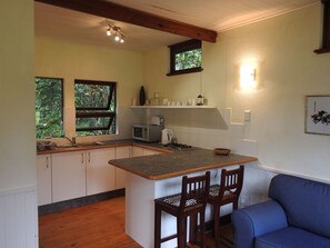 Microwave, oven, electric kettle, cookware/dishes/utensils - Natures Way (The Crags)