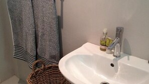 Bañera profunda y secador de pelo
