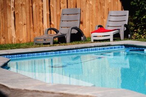 Piscina externa, funciona das 9h às 21h, guarda-sóis, espreguiçadeiras