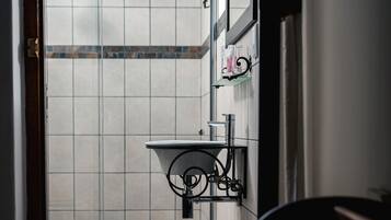Jasmine Room | Banheiro | Chuveiro, chuveiro com efeito de chuva, produtos de toalete grátis