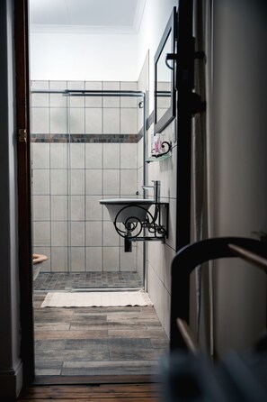 Jasmine Room | 욕실 | 샤워 시설, 레인폴 샤워기, 무료 세면용품, 헤어드라이어