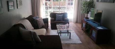 Comfort Apartment, 2 Bedrooms | Living room